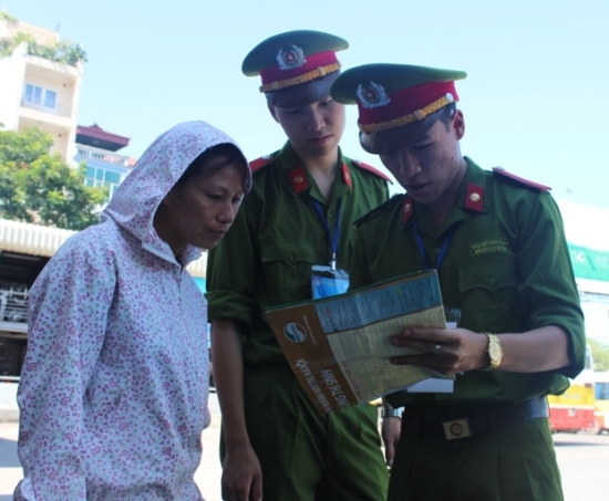 Bạn Nguyễn Anh Tuấn hướng dẫn người nhà thí sinh đường đến chỗ trọ.
